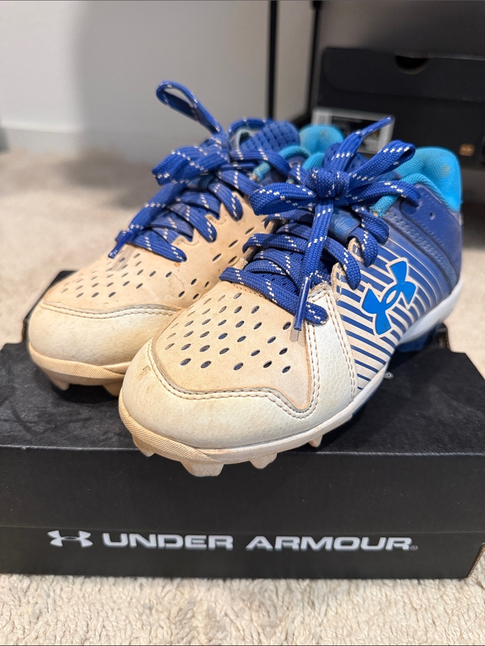 Kids baseball cleats